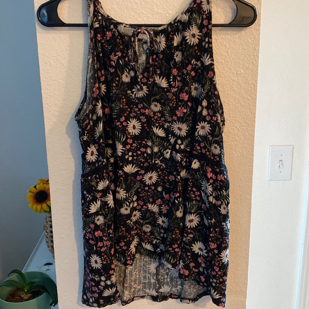 Floral print, keyhole flow tank top